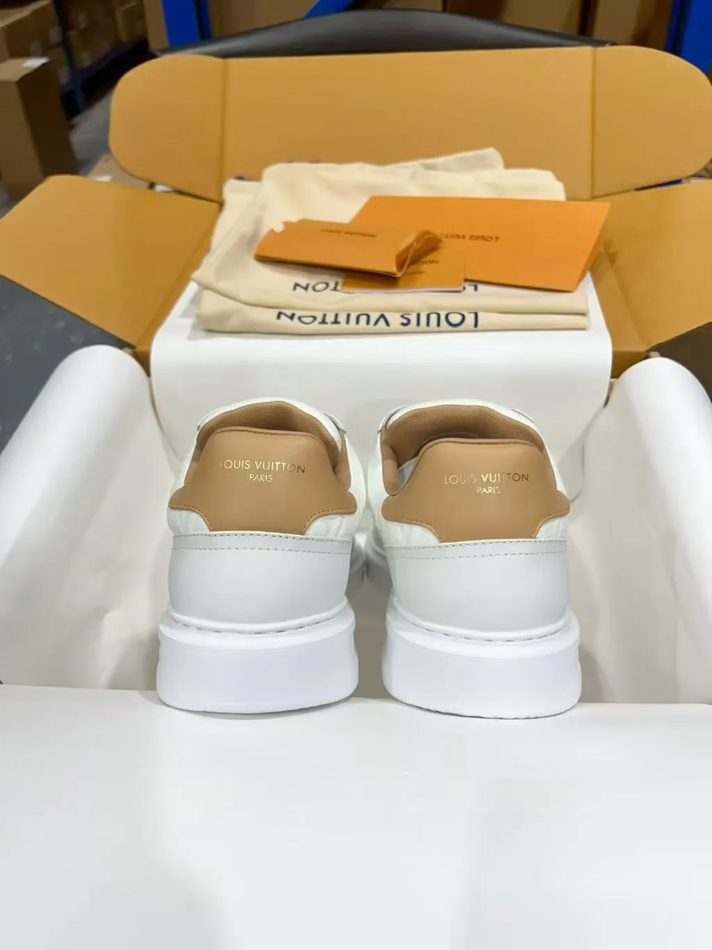 👟👟Ex-factory price 640👟👟 Vuitton Louis Vuitton Beⅴerly Hⅰll men's casual sports shoes white shoes —————————— Good looks and handsome feet, every color is huge and beautiful! A must-have item for fashionistas 🛍 Original custom-made embossed grained calfskin (not superfiber leather on the market, everyone needs to distinguish it!) symmetrical old pattern washed denim; all accessories and accessories are customized according to the original 1:1. Even the color matching of the shoelaces is customized 1:1. Original identical private model TPU outsole. Many clever little designs must have the original version to see that they are well done. The quality lies in the details! The original consistent chip tag can be directly entered into the LV official website 😏 Purchasing agent for ceiling level. Full set of Jingmei aircraft box packaging. Please look for our quality‼ ️ Please pay attention to distinguish the currency materials on the market! Code number: 37-45